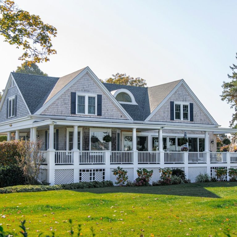 Helles, modernes Landhaus mit Veranda und gepflegtem Garten.